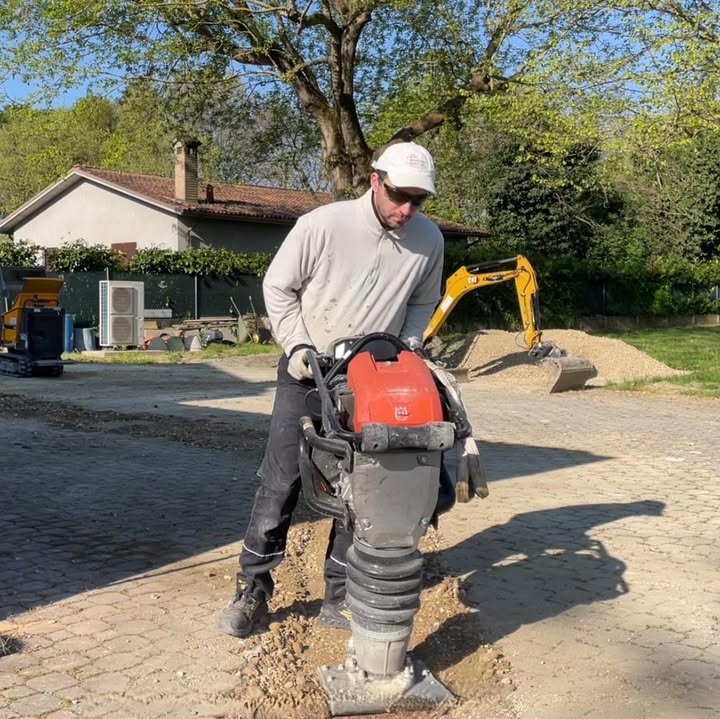 Matteo Barasa al lavoro in cantiere