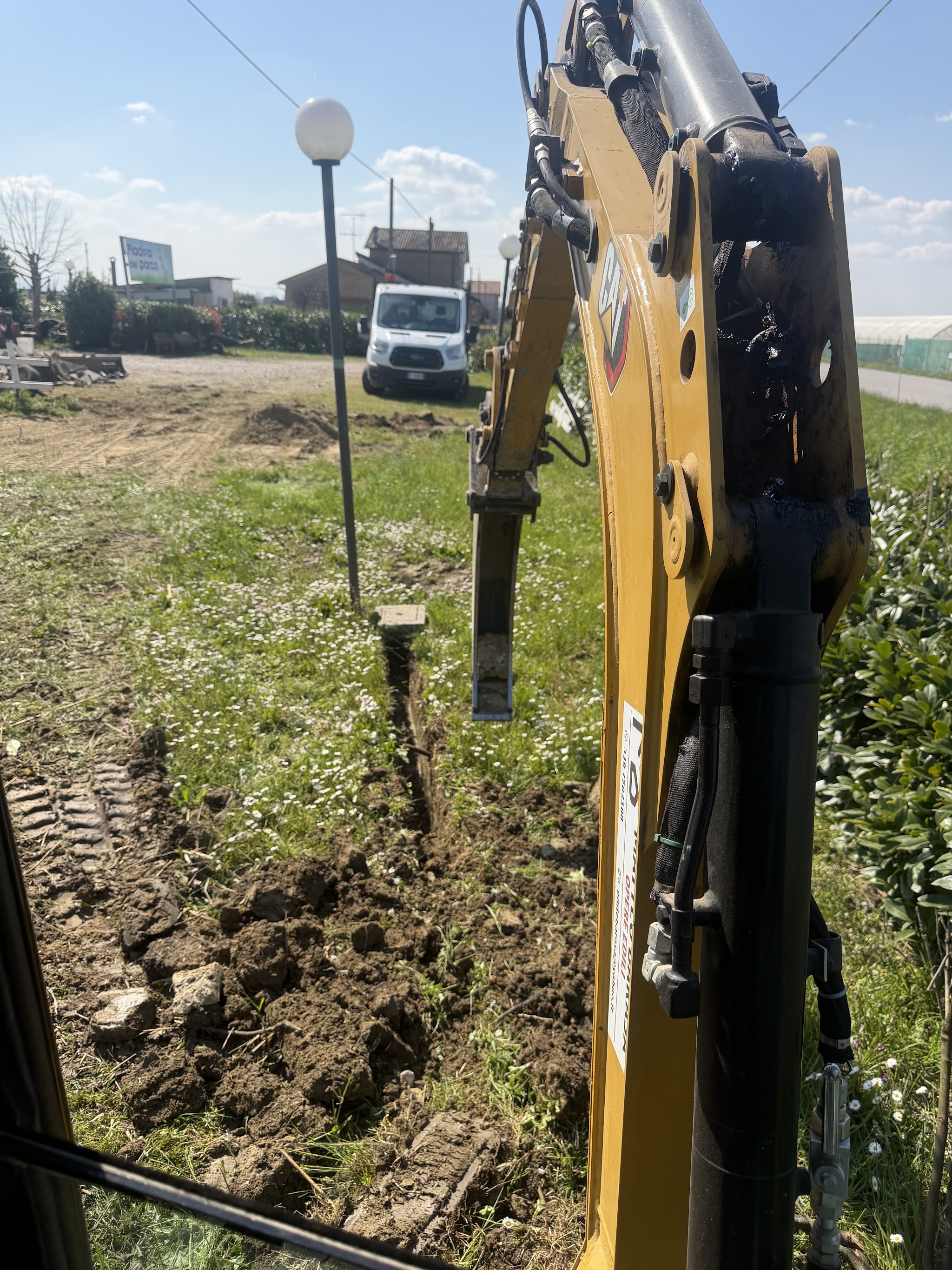 Escavatore impegnato in uno scavo