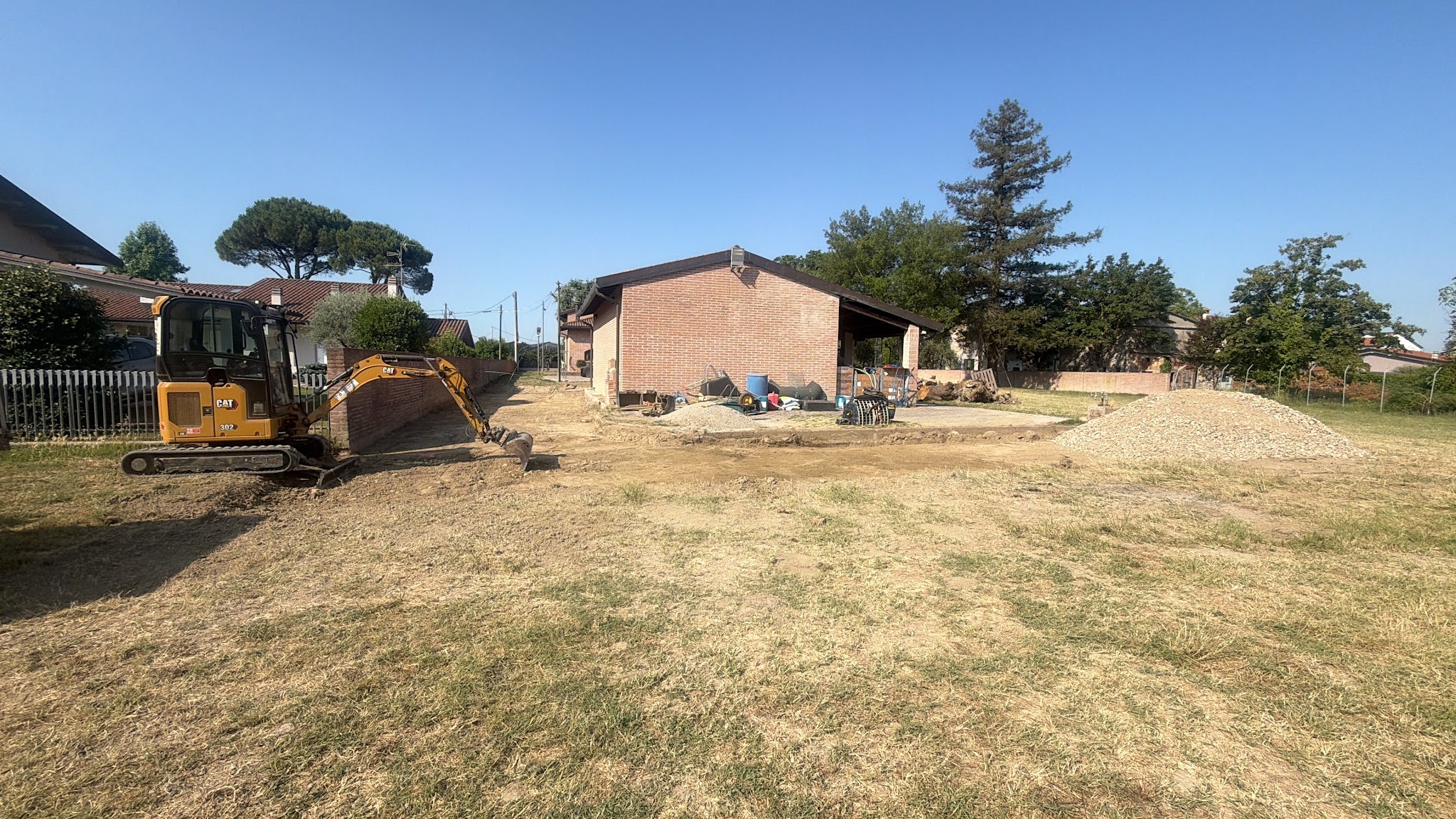 Cantiere edile con escavatore e materiali